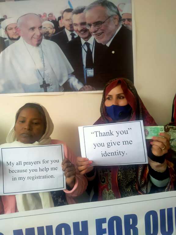 El dret a existir: a Lahore, mares i fills de l'Escola de la Pau reben la inscripció al registre civil i el document d'identitat